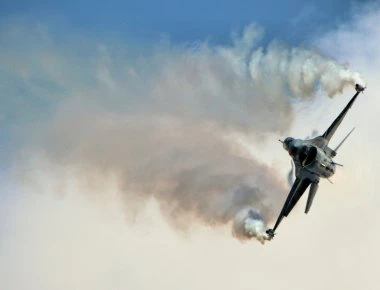 Πτώση και συντριβή μαχητικού αεροσκάφους F-16 στην αεροπορική βάση Νέλις στις ΗΠΑ
